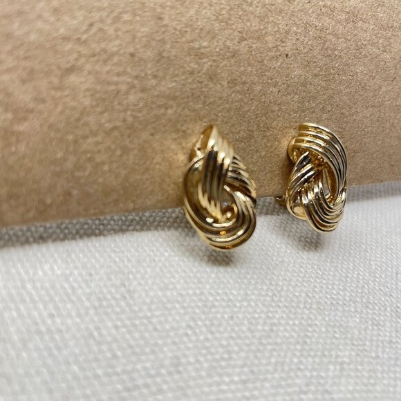 The Jewelry Group TJG Signed Gold Tone Knotted Clip On Statement Earrings Marked - Picture 2 of 15